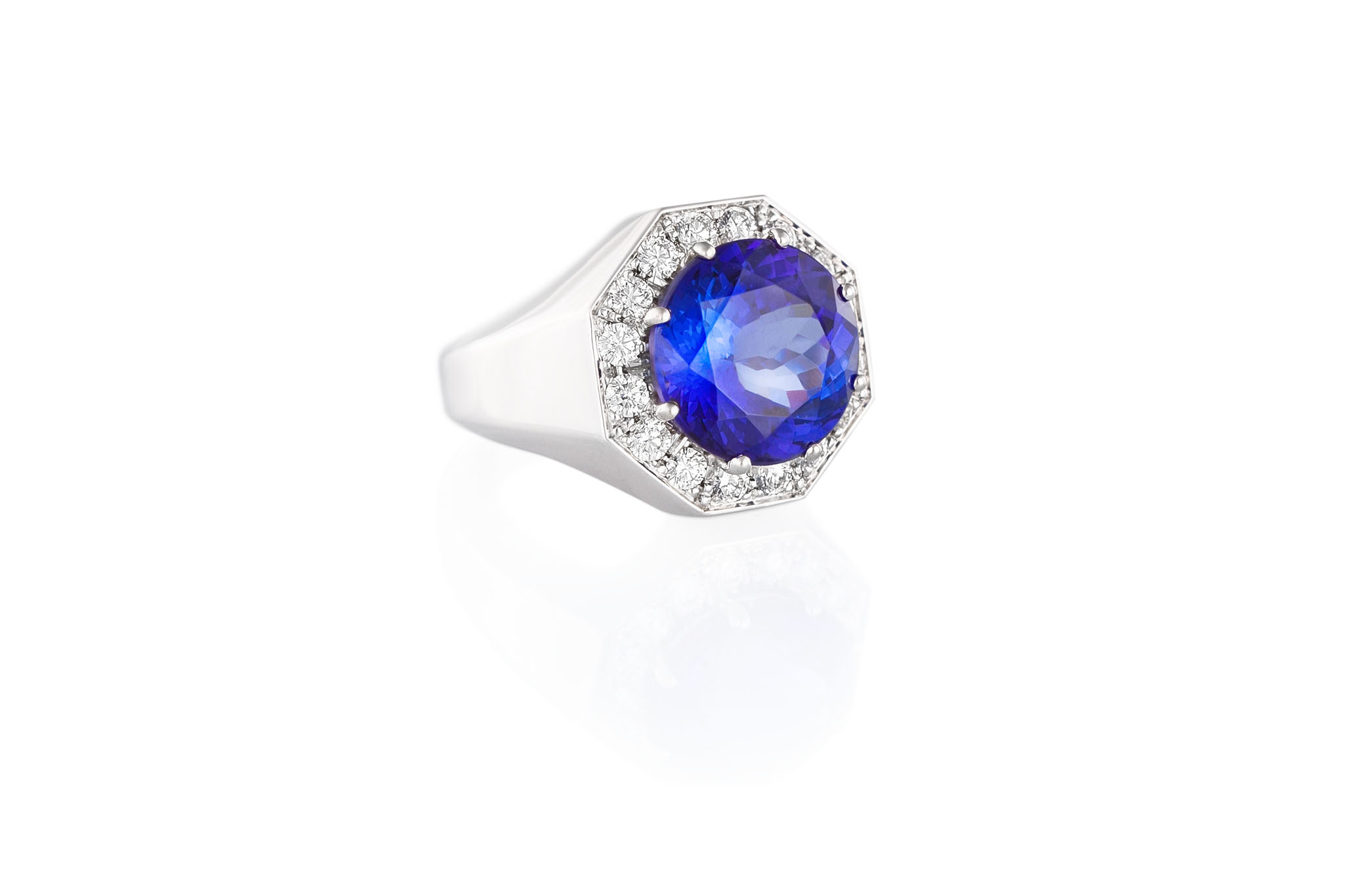 Mario Mossa - Anello in tanzanite naturale contornata da diamanti
