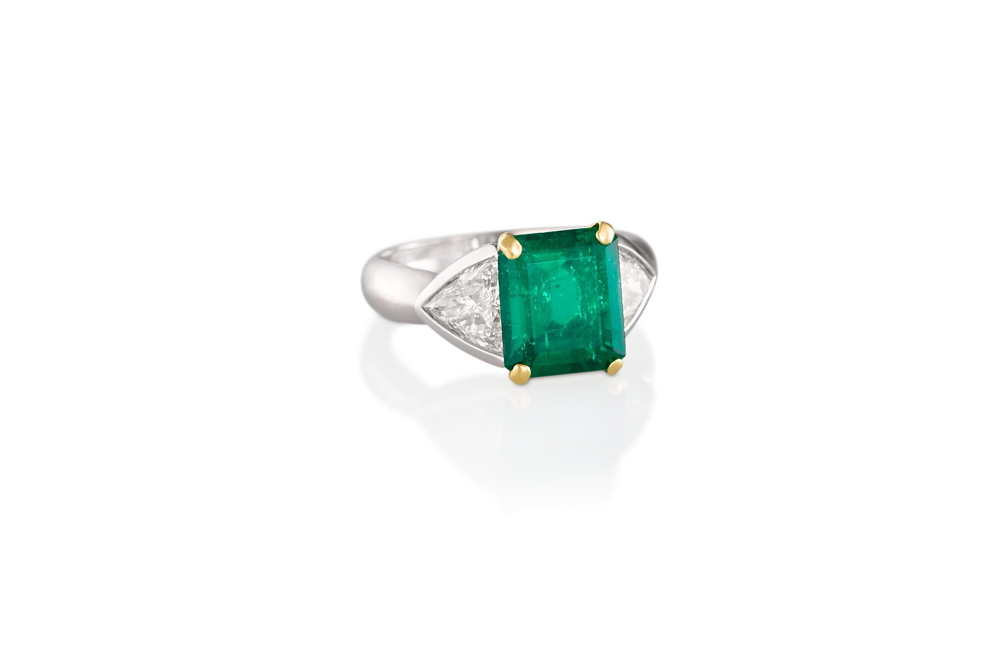 Mario Mossa - Anello con smeraldo e diamanti taglio trillion
